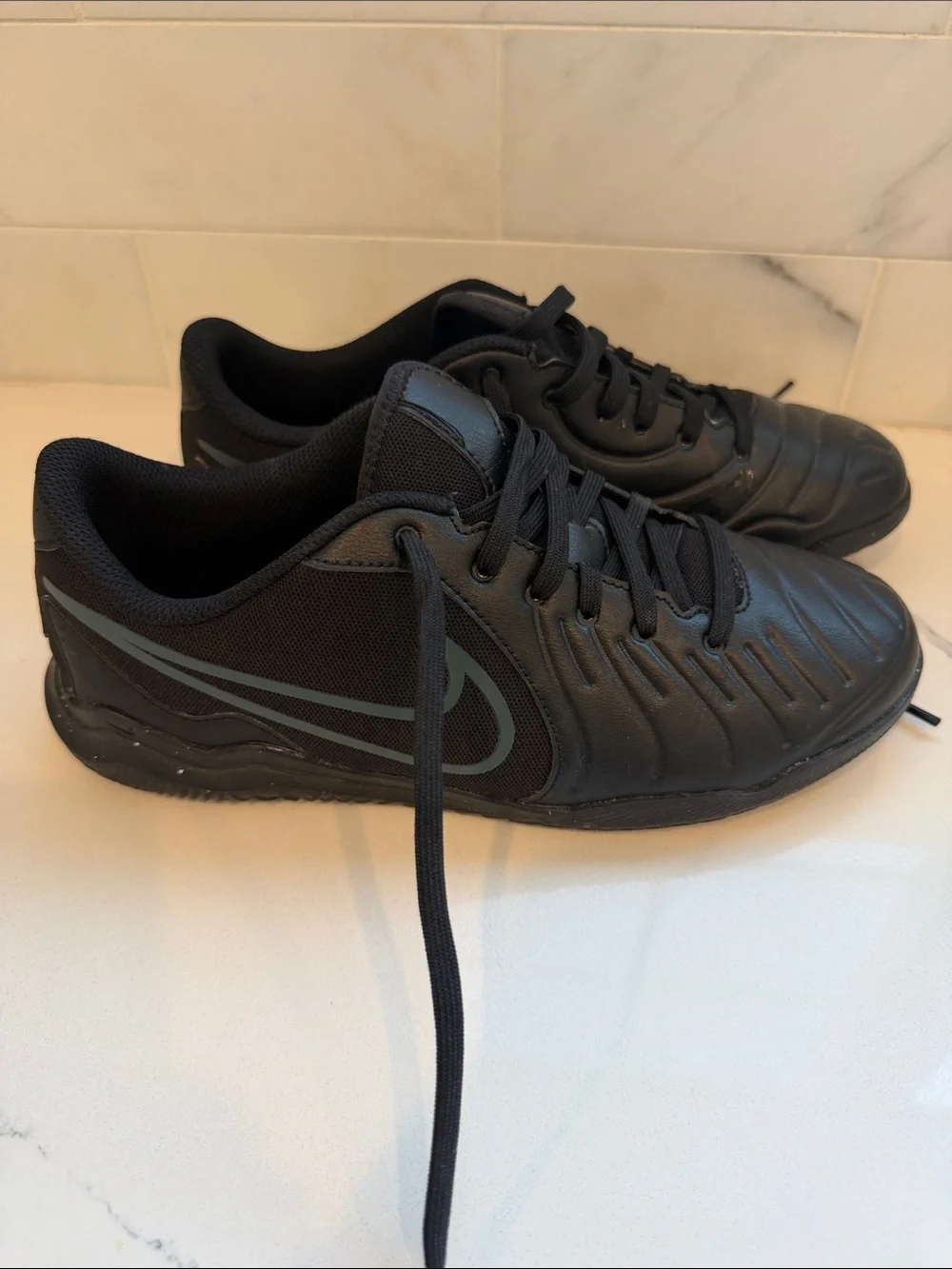 Nike Tiempo Legend 10 Club Indoor Soccer Shoes, size 6 big girls